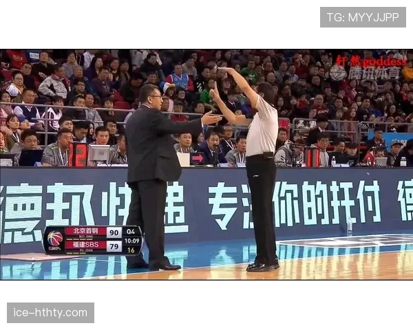 拉人犯规判罚标准解析：哪些动作会被裁判认定犯规？