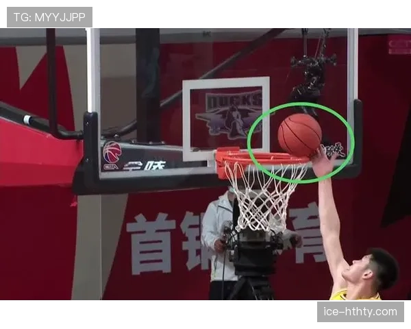 篮球规则中篮下干扰球的具体判罚标准与得分有效性详解